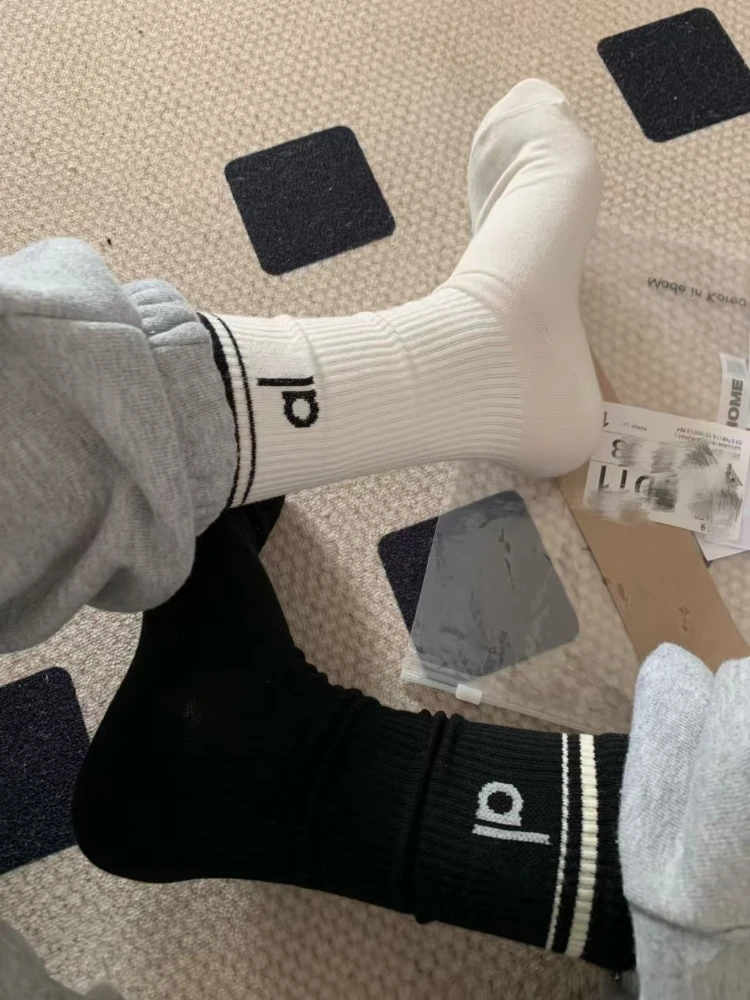 جوارب يوجا متماسكة للنساء للفصول الأربعة من القطن بتصميم كلاسيكي مريح ملون متوسط الطول رياضي للياقة البدنية جوارب طويلة لليوجا والبيلاتس