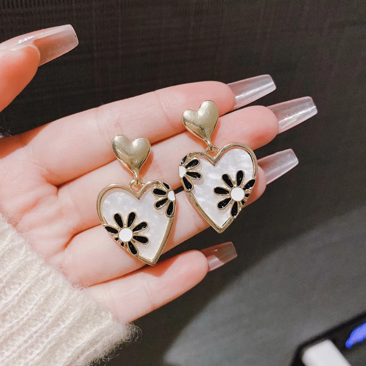 Fashion Korean Fashion Cute Flower Heart Stud Earrings Women Vintage Rose Daisy Pattern Enamel Earrings Bridal Wedding Jewelry image 5