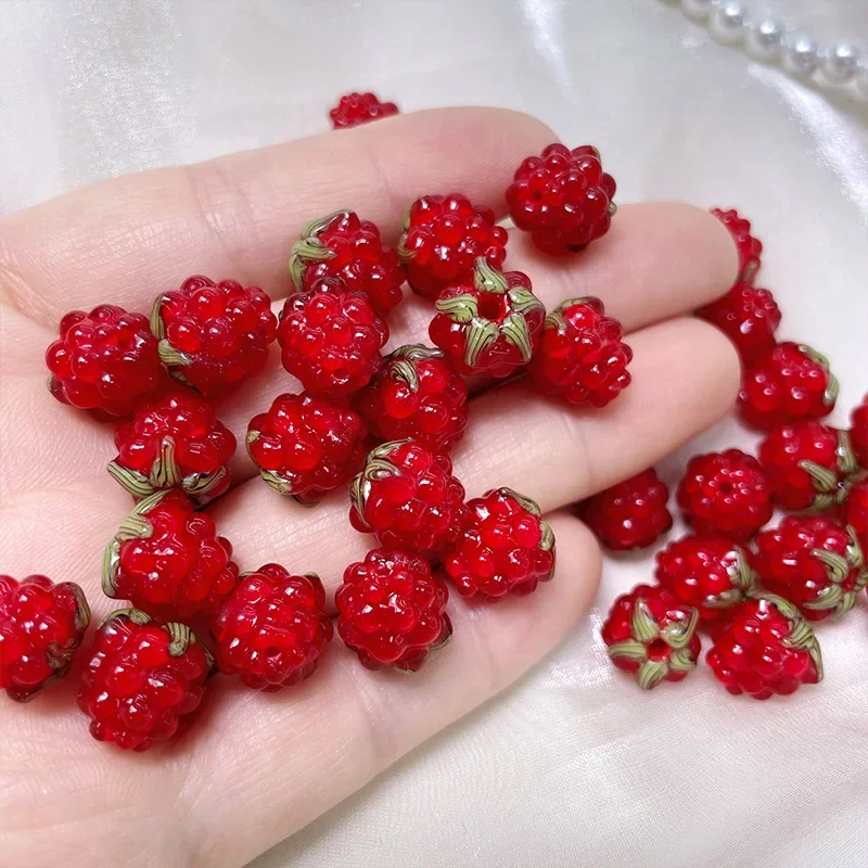 5 قطع من خرز التوت الزجاجي المصنوع يدويًا باللون الأحمر النابض بالحياة مع لهجات الورقة الخضراء لقلائد ذاتية الصنع وأساور مستلزمات صناعة المجوهرات