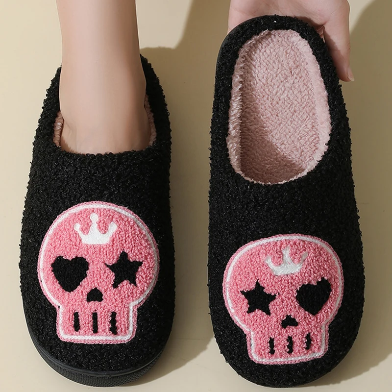 

Новинка 2024 года, хлопковые тапочки на Хэллоуин с розовым черепом, женские зимние теплые плюшевые нескользящие домашние тапочки 2025 года, мягкие пушистые домашние шлепанцы из ПВХ