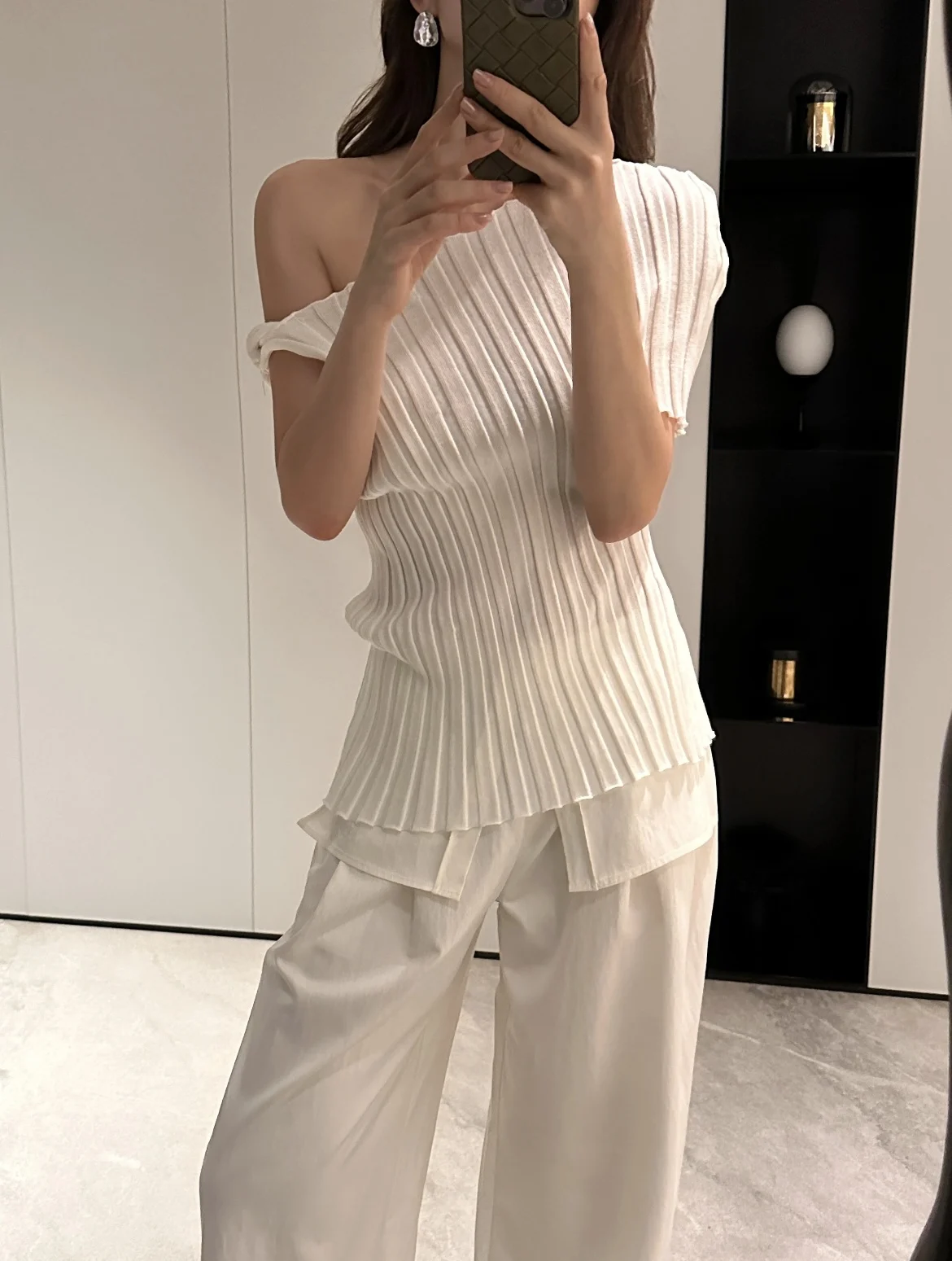 

Oblique a neck elastic Slim short-sleeved knitted blouse temperament fashion light ladies short-sleeved T-shirt 2025 fall new