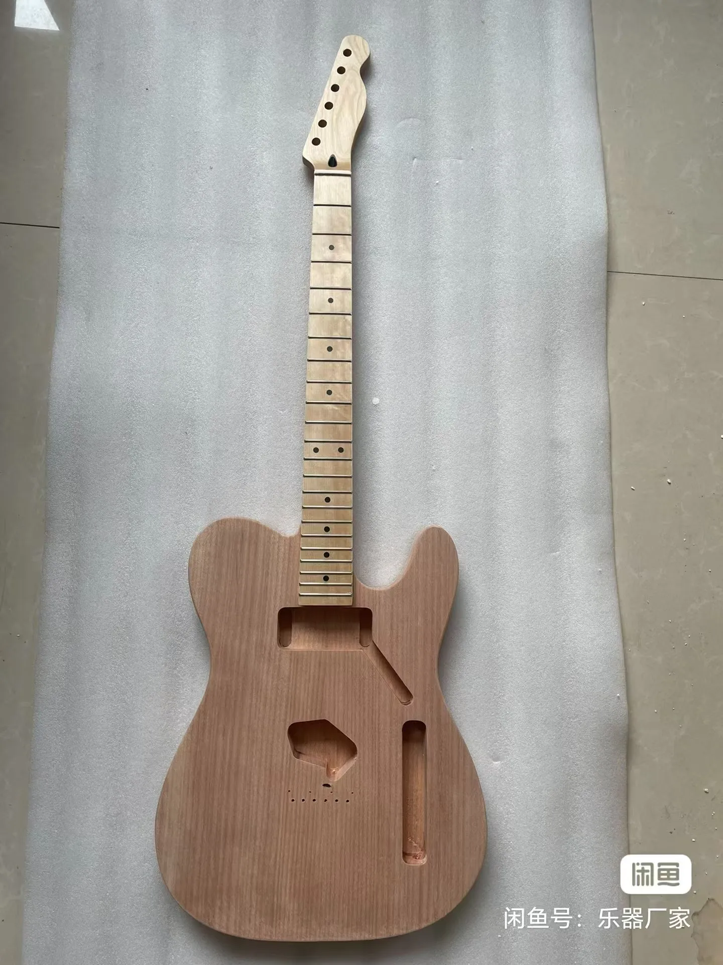 To spell the mahogany electric guitar body, plus maple neck, holes have been played, beautiful grain, interface 5.6cm