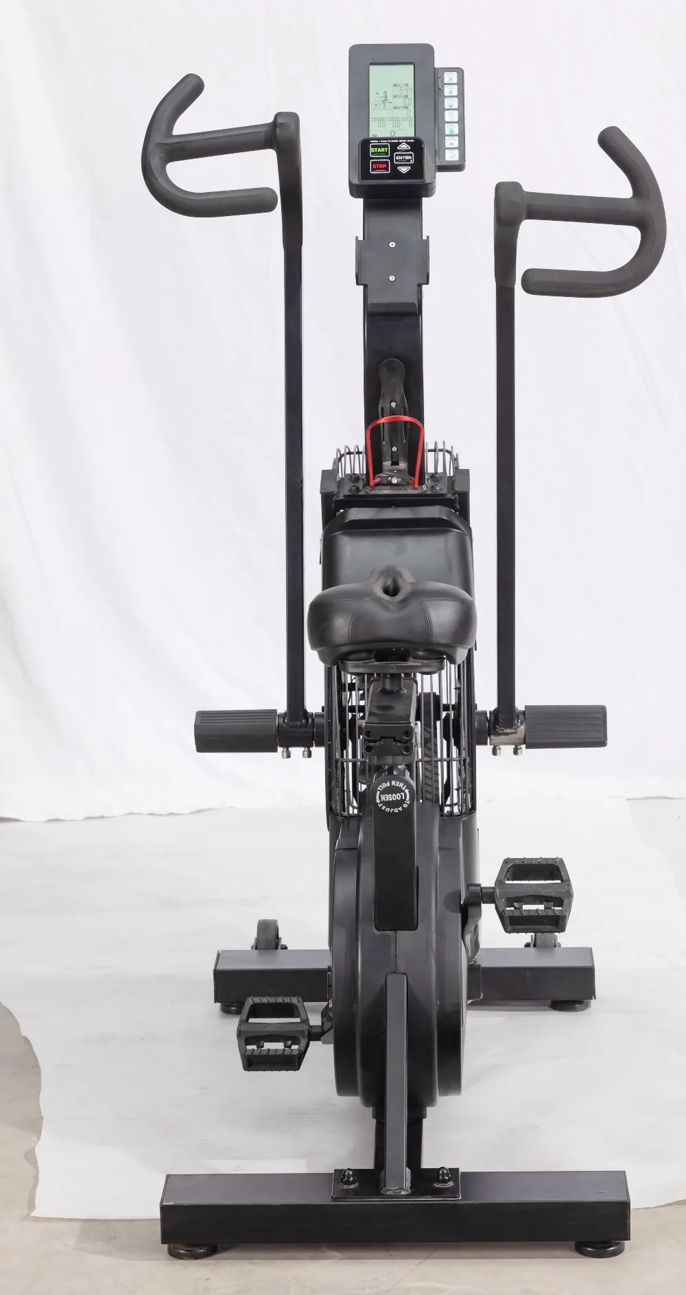 Vélo de rotation d'intérieur à volant d'inertie avec ventilateur en acier, système d'entraînement par courroie de frein magnétique pour l'exercice de combustion des graisses dans la salle de sport