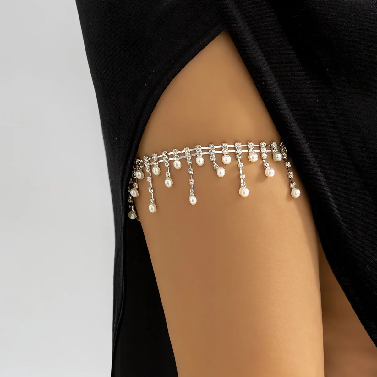 Beaded Pearl Leg Chain for Women Rhinestone Thigh Chain Tassel Body Chain Elastic Adjustable Party Wedding Prom Jewelry Gift Box