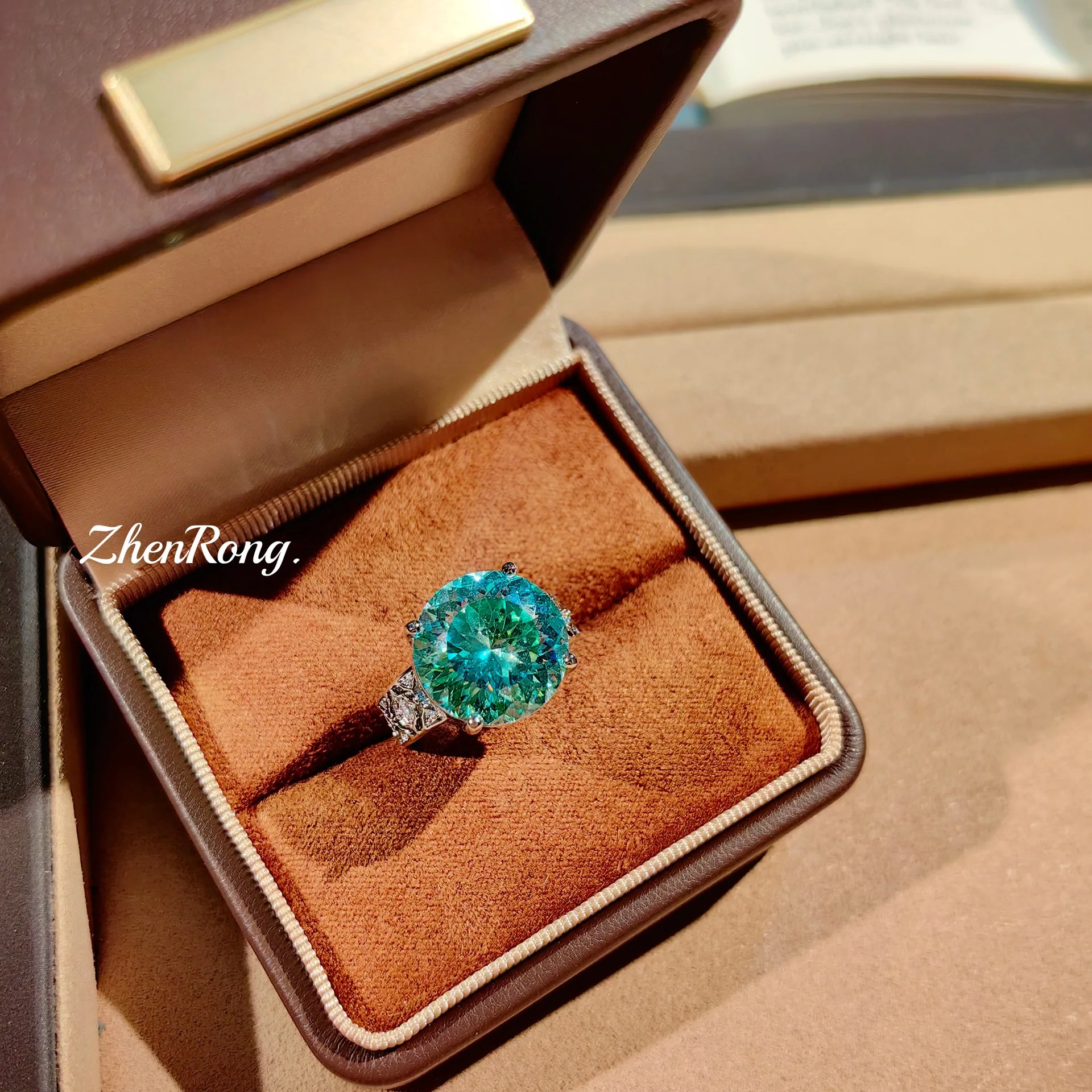 Modischer Schmuck: Wunderschöner Zirkonia-Anhänger mit Paraiaba-Schliff, Ohrringe mit Rosenschliff-Diamanten, königsblauer Ring – Damen-Hochzeits – Detail 17