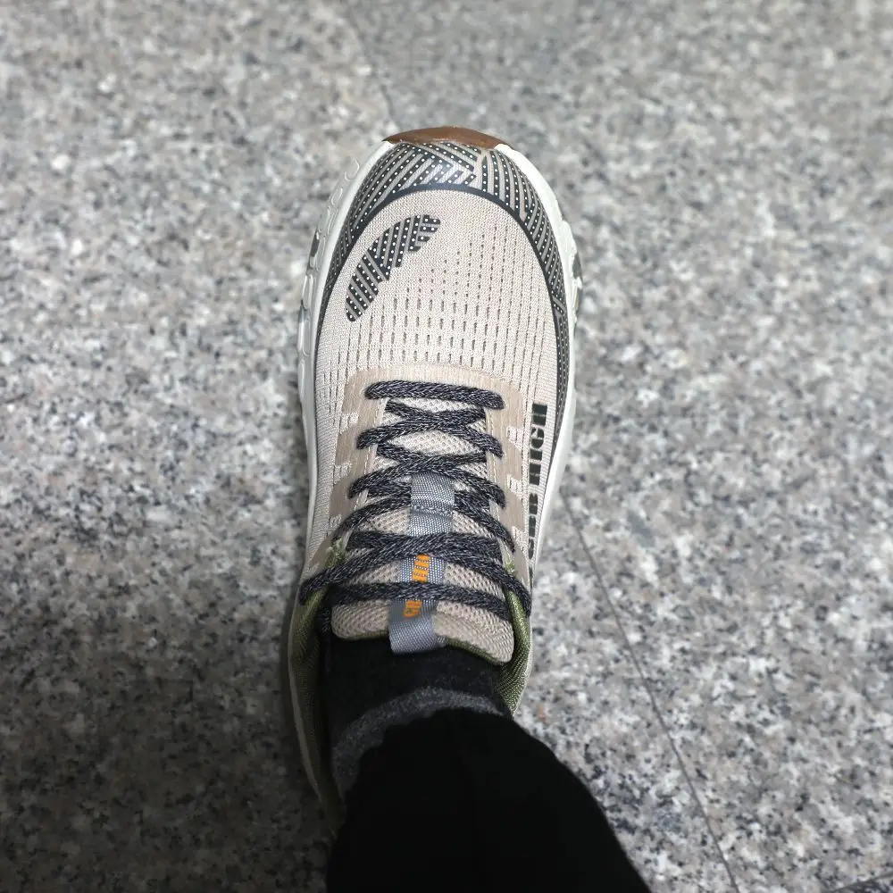 

2025 Summer New Mesh Ultralight Professional Running Shoes Sneakers, lightweight, breathable and shock-absorbing.
