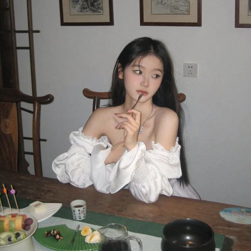 Off-Shoulder-Kleid mit französischem Minderheitendesign, Super-Fee, Frühlingsneu, unregelmäßig, lang