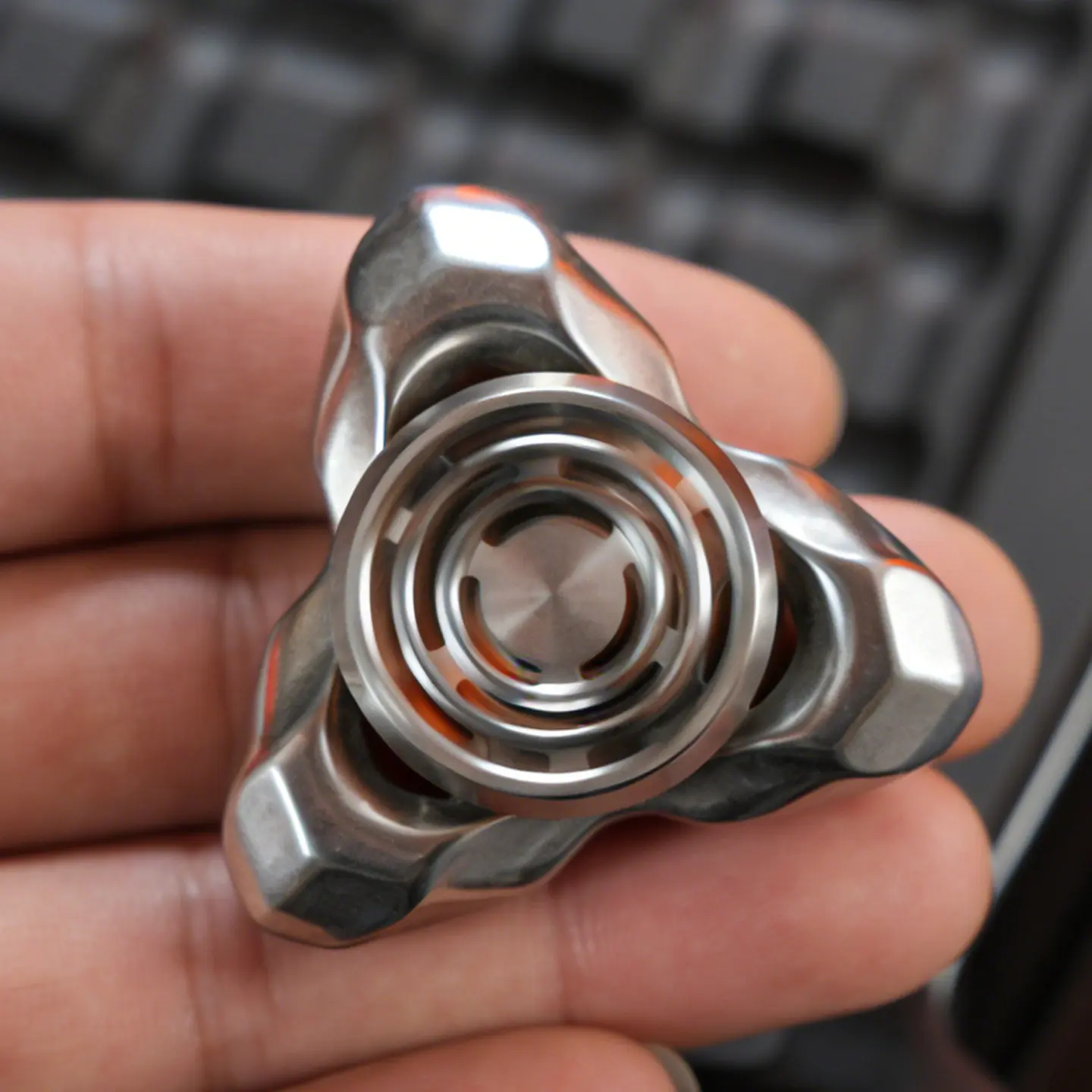 SJYEDC Stainless Steel Lieque Three-Leaf Attack Speed ​​Mechanical Metal Fidget Spinner Desktop Decompression Toy