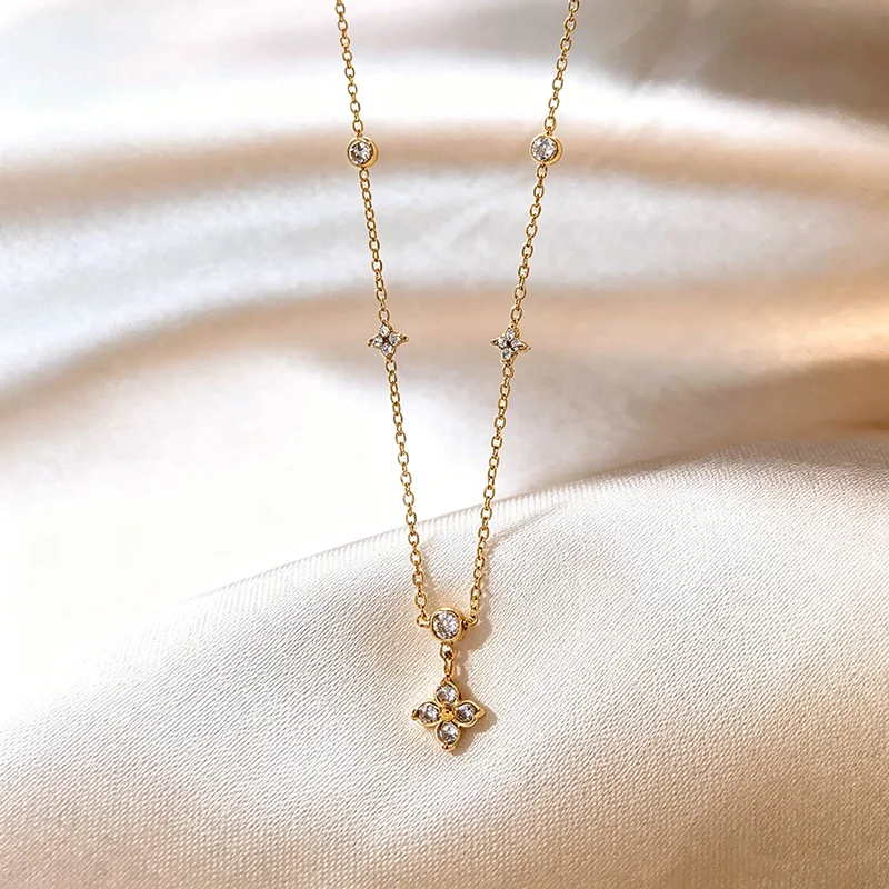 Edelstahl-Halskette in Goldfarbe mit blumenförmigem Strass für Frauen, zierliche Stern-Schlüsselbeinkette, elegantes Schmuckgeschenk. – Detail 11
