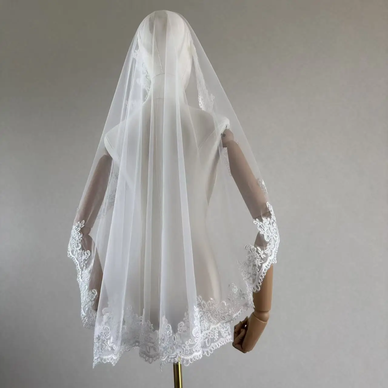 Bridal Veils Hooded Lace Cape Design Floral Applique Edge Multi Tier Ruffled Tulle Pearl Hair Accessory Wedding Bridal Banquet