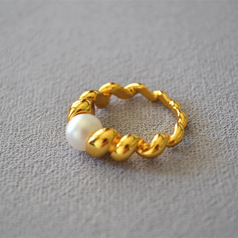 Trendy Classic Brass Gold-plated INS Style Gradient Twist Twill Horn Freshwater Pearl Rotatable Fashion Elegant Ring for Women