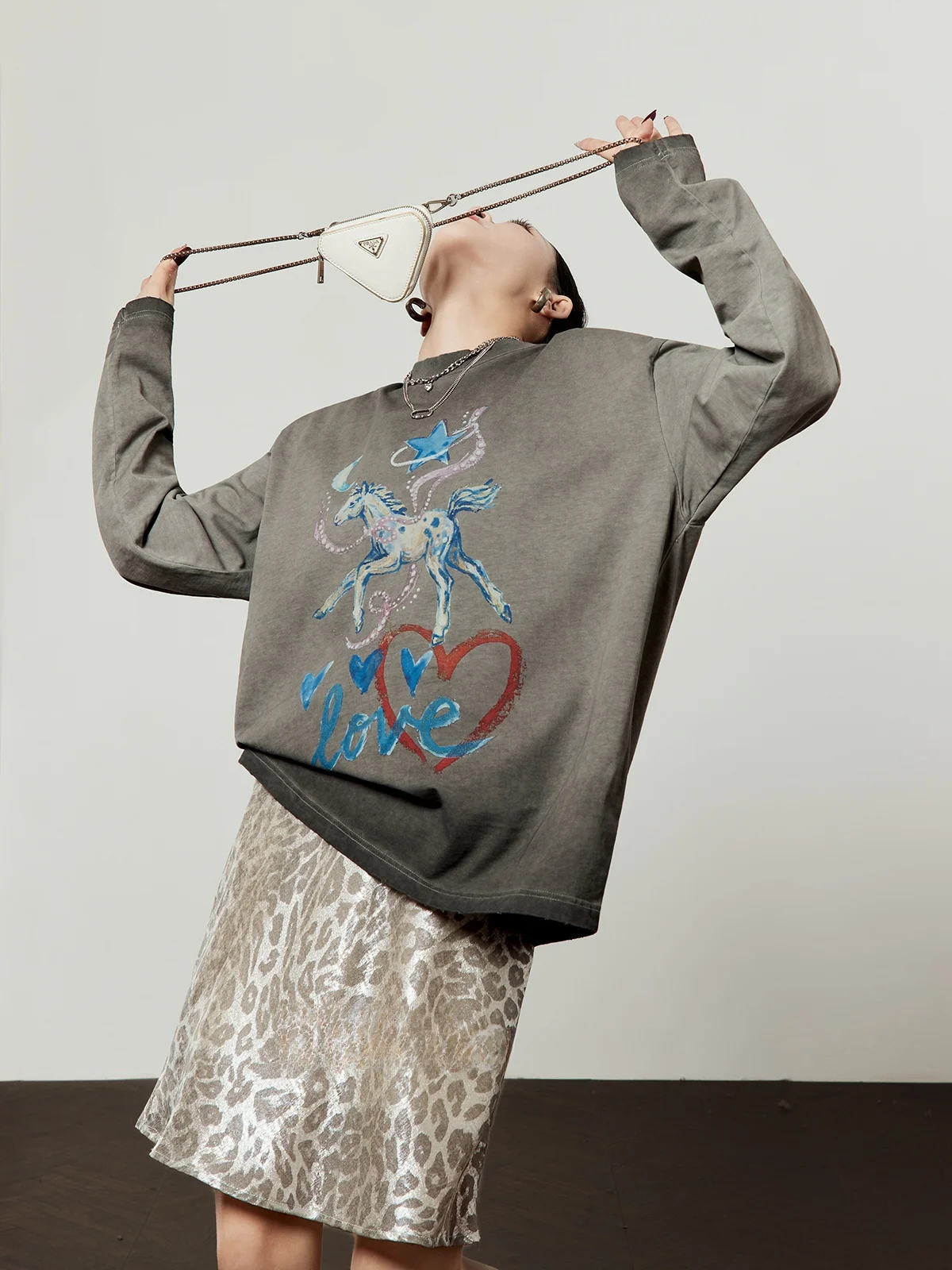 

Свободная женская футболка с жемчужным принтом, новая весенняя коллекция, повседневный стиль, с длинным рукавом, дышащая, комфортная, хлопковая.