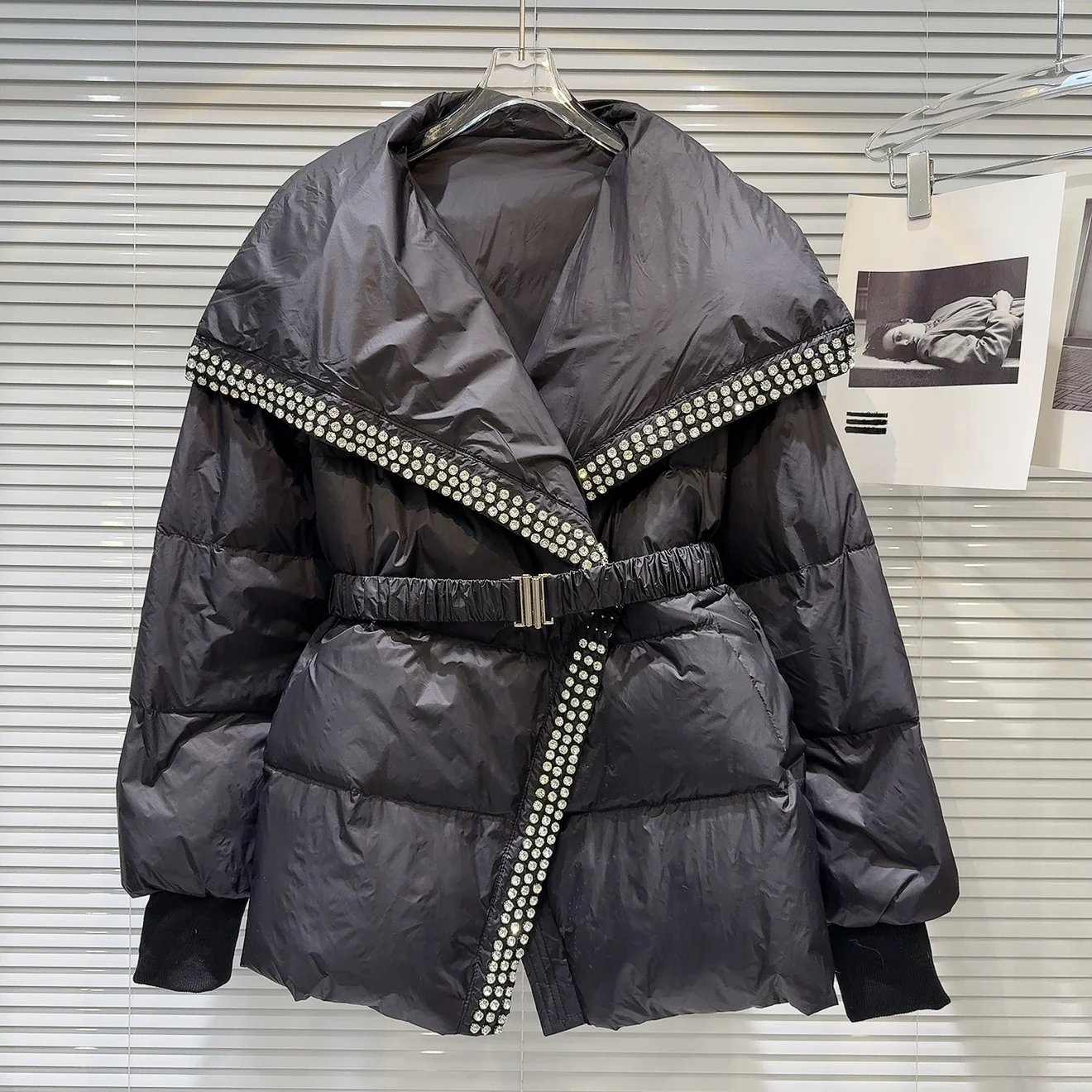 

Зимний короткий пуховик с большими лацканами и бриллиантами, женская толстая теплая верхняя одежда Parker, женская хлопковая куртка на белом утином пуху с поясом, пальто