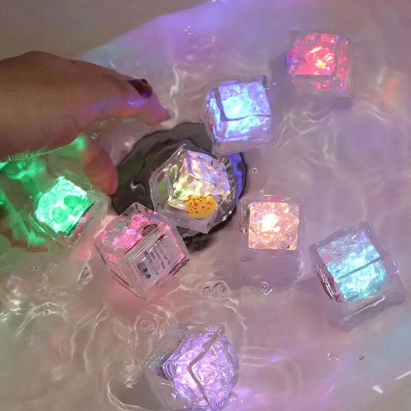 Cubi luminosi per vasca da bagno Cubi di ghiaccio a LED per bambini Cubi luminosi da bagno multicolori Cubi da bagno illuminati attivi dall'acqua per la famiglia dei bambini