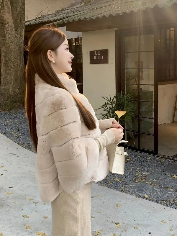 スリムフィットで暖かい環境に優しいレザーファーのジャケット、レトロなレディースウィンドジャケット、2025年冬のファッショナブルなアウターウェア、若い女性向け