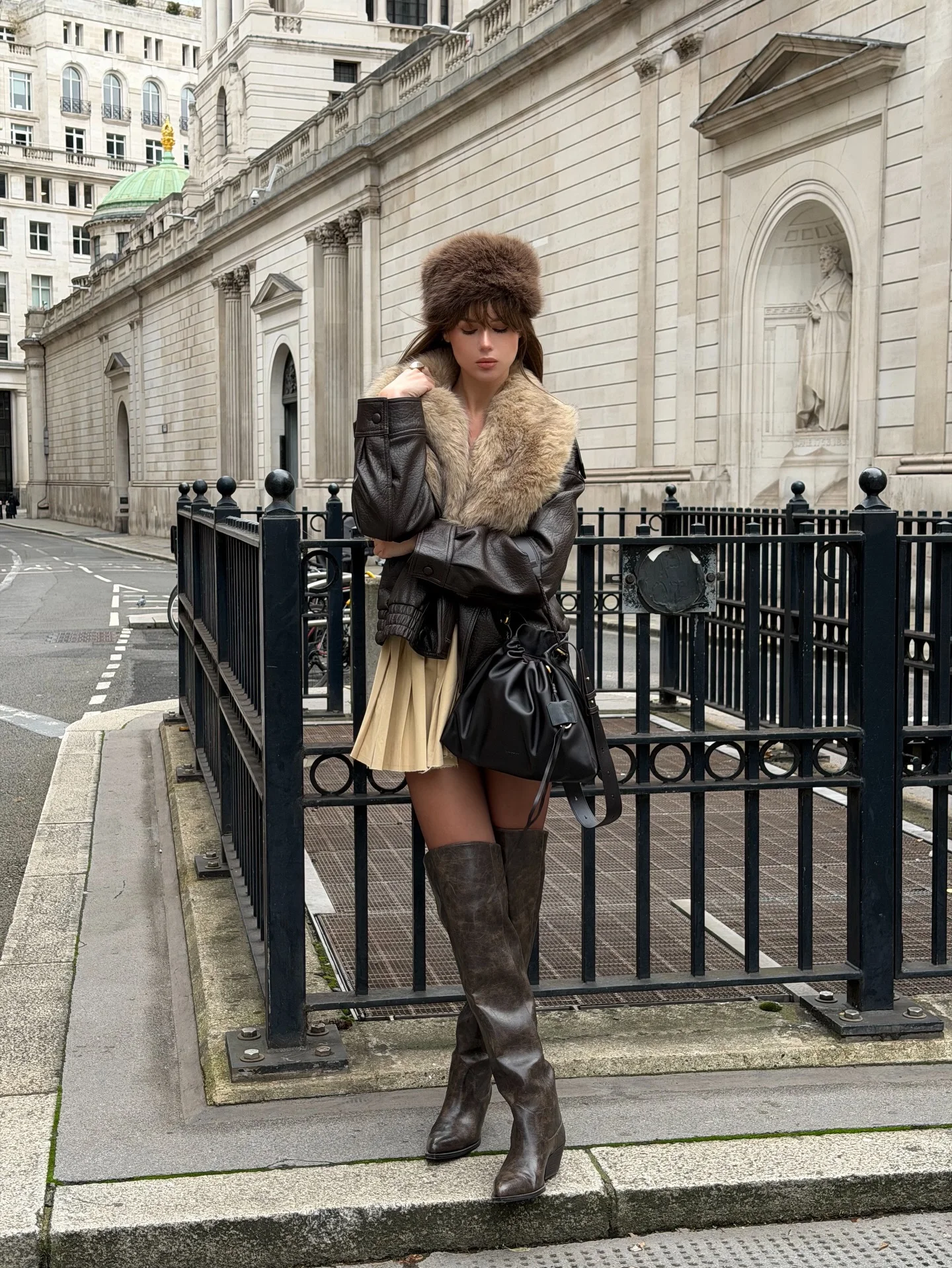 Chaqueta de cuero con cuello de piel sintética marrón para mujer, abrigos de manga larga de diseño de gran tamaño, ropa de abrigo de fiesta versátil y lujosa a la moda 2025