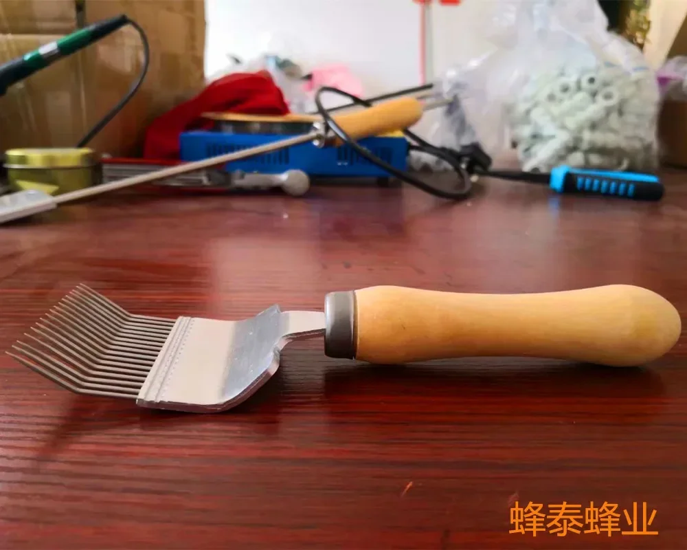 A Needle Type Honey Cutter, Scraper, Rake Handle, Aluminum Head, Curved Needle, Cutting Shovel,