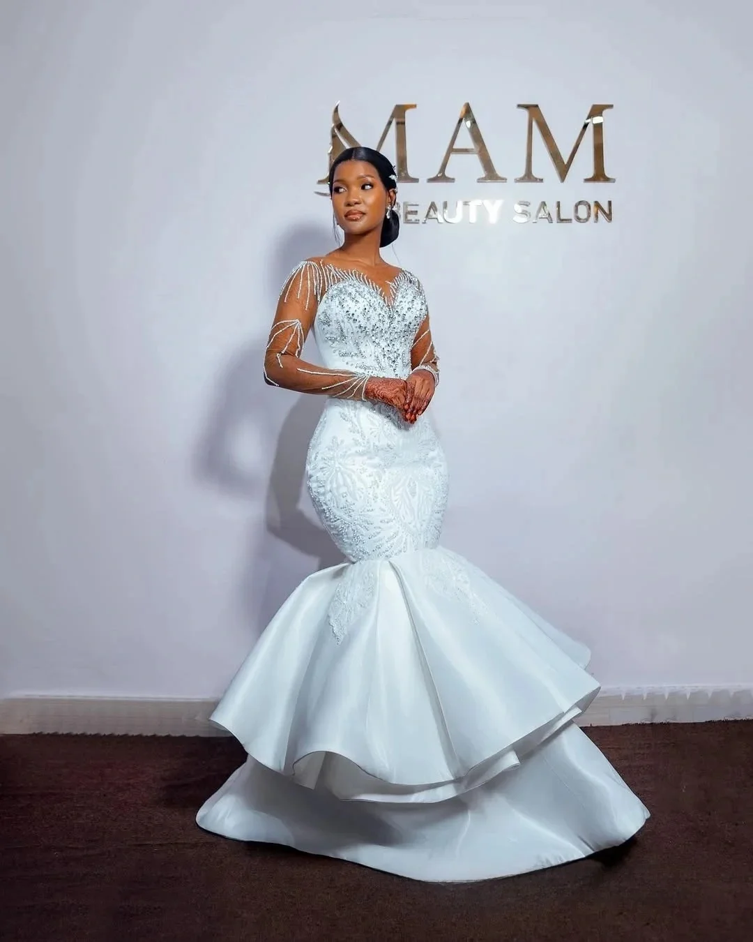 Maßgeschneidertes afrikanisches Hochzeitskleid mit U-Ausschnitt, glänzenden Kristallen und Strasssteinen, Robe De Mariée, lange Ärmel, Stufen, Satin-Brautkleider