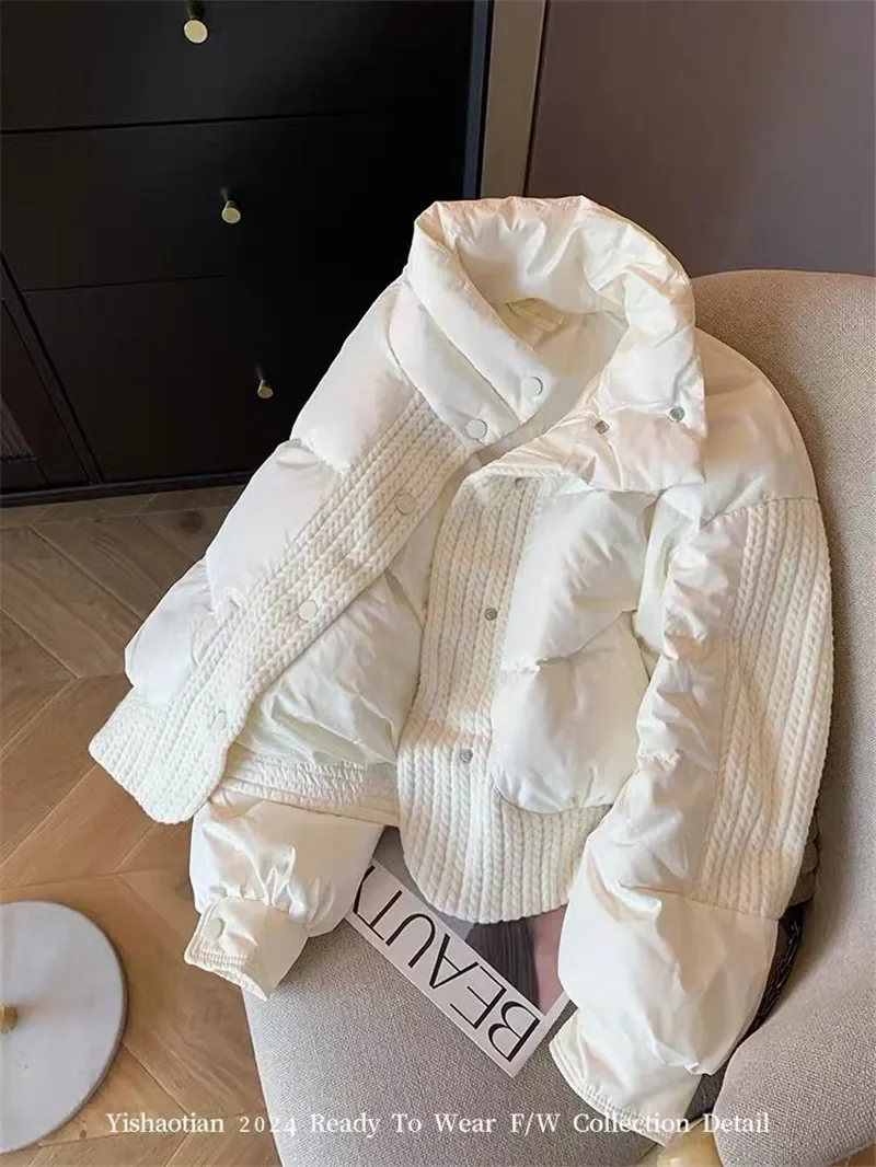 

Новинка 2025 года, зимняя белая лоскутная вязаная куртка, женская корейская мода, короткое пальто с длинным рукавом и воротником-стойкой, плотная теплая верхняя одежда