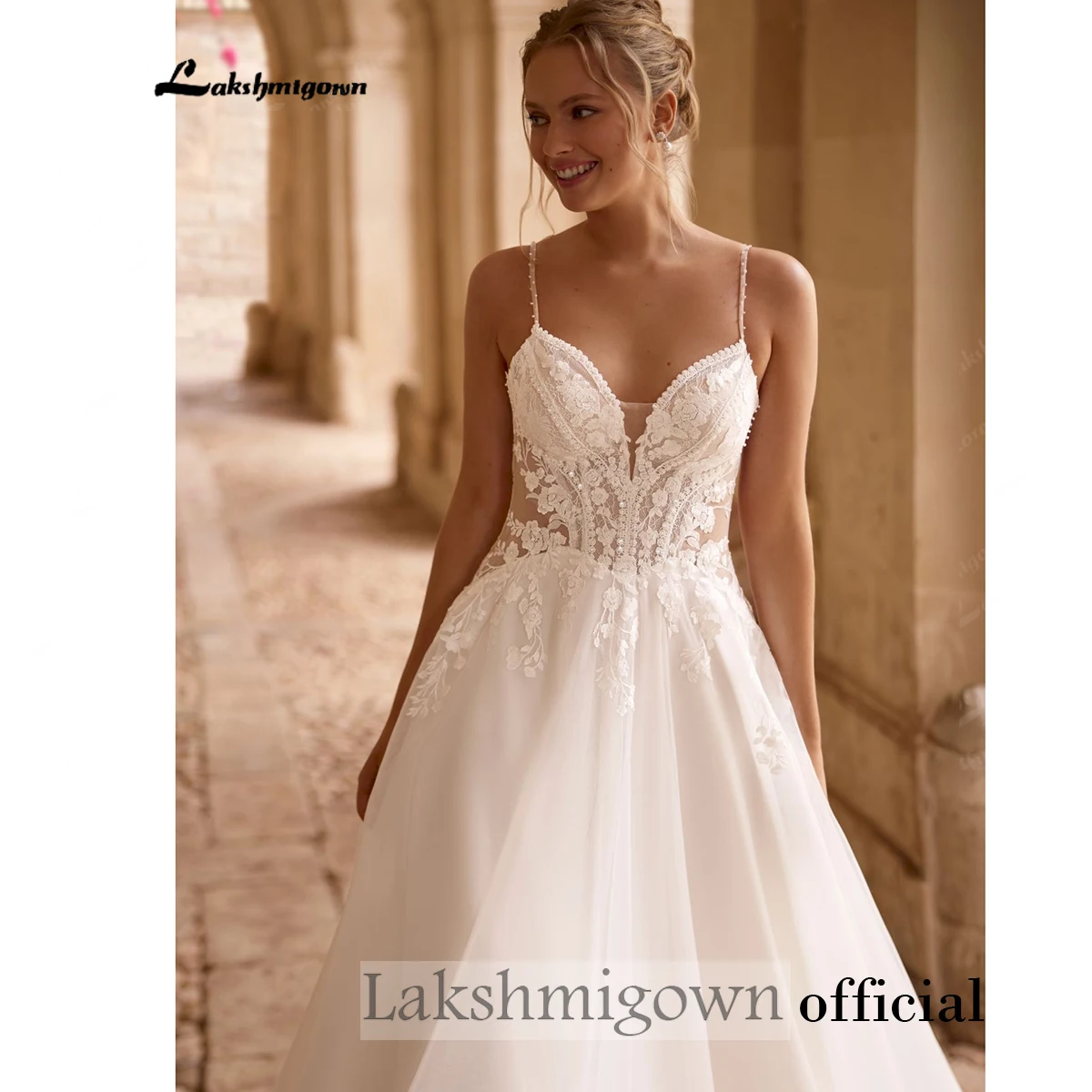 Lakshmigown Boho-Brautkleid mit Spaghettiträgern, V-Ausschnitt, Spitzenapplikationen, tiefem V-Ausschnitt am Rücken, Tüll, A-Linie, Schleppe, nach Maß gefertigt – Detail 7
