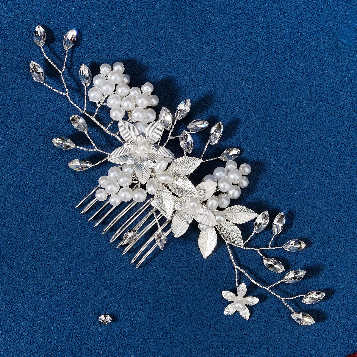 Neuer Haarkamm aus Silberlegierung, handgefertigte Perlen, Strasssteine, modischer Metall-Kopfschmuck, elegantes Haarschmuck-Accessoire für Frauen – Detail 6