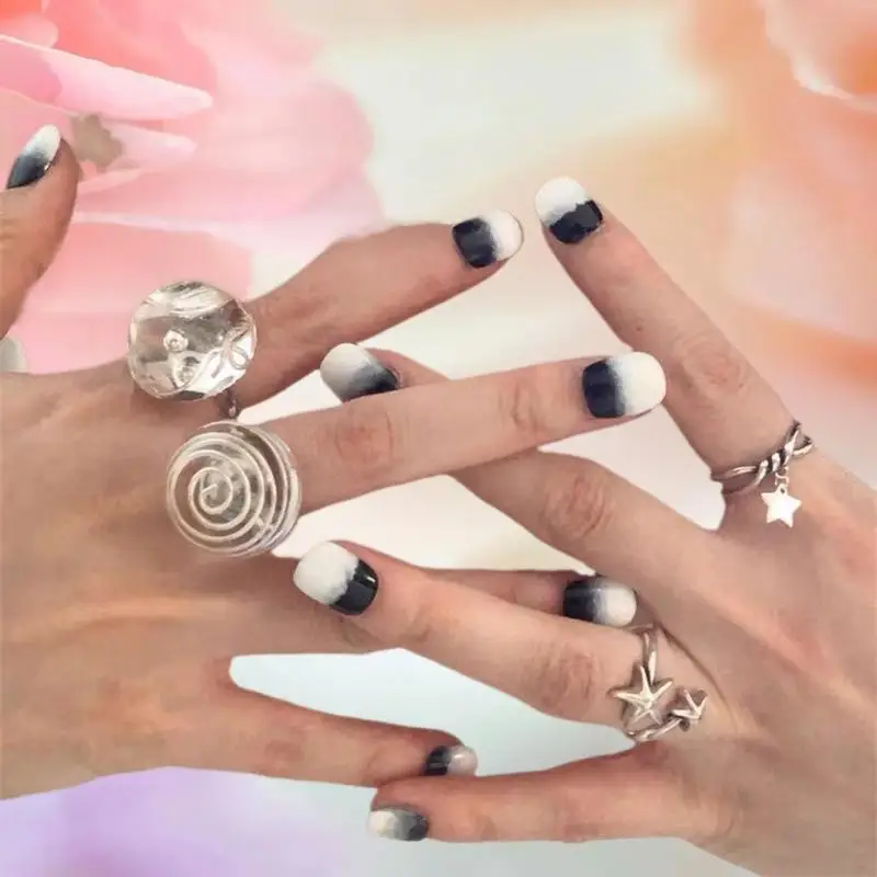 حلقات مفتوحة على شكل زهرة حدوة حصان شفافة لالتقاط الصور الفوتوغرافية للأظافر في الاستوديو، عرض مكياج ملون لجل الأظافر