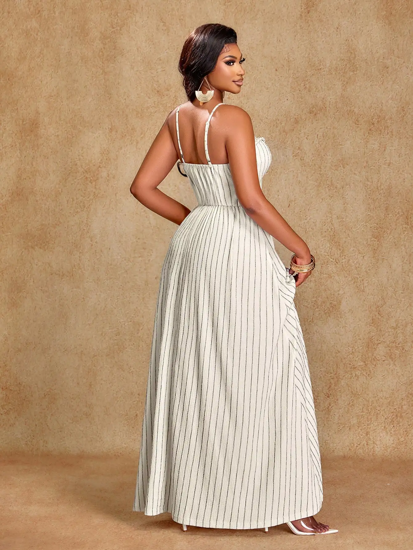 

Элегантное макси-платье с V-образным вырезом, текстурной отделкой, открытым передом, на пуговицах, с короткими рукавами