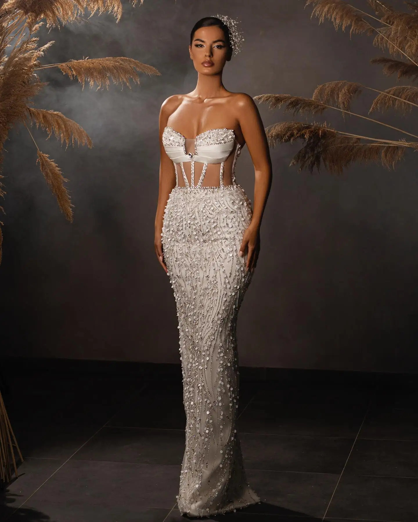 Vestido de novia con cuentas de sirena de cristal único, vestidos de novia deshuesados expuestos, vestidos de novia hechos a medida con sobrefalda