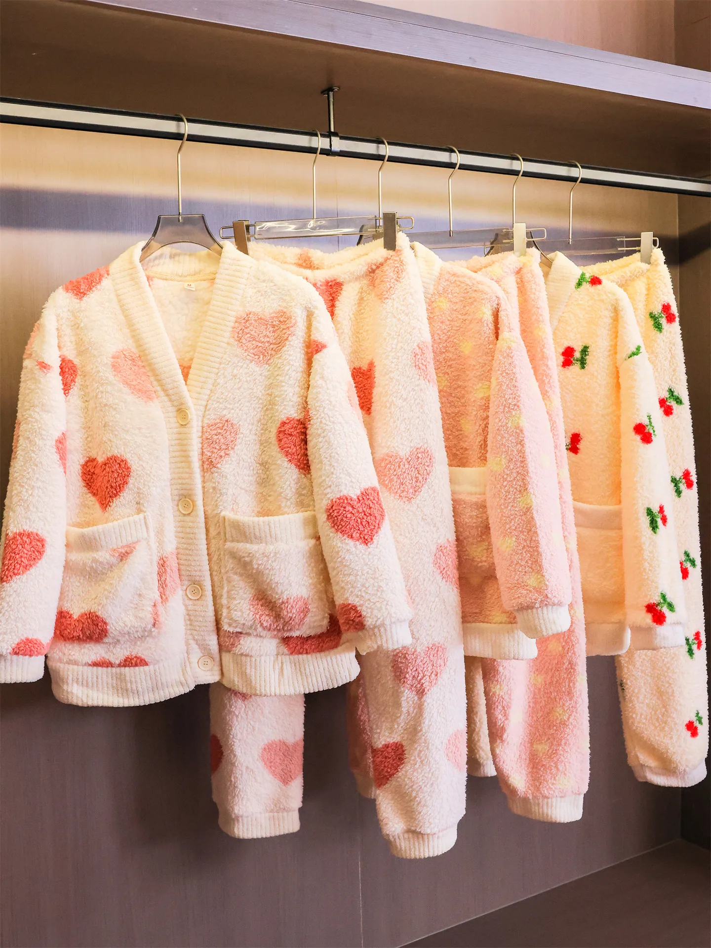 

Soft Coral Fleece V-Neck Thickened Flannel Pajamas Women's Home Clothes Set Warm Long Sleeve Loose Fit Comfortable Sleepwear