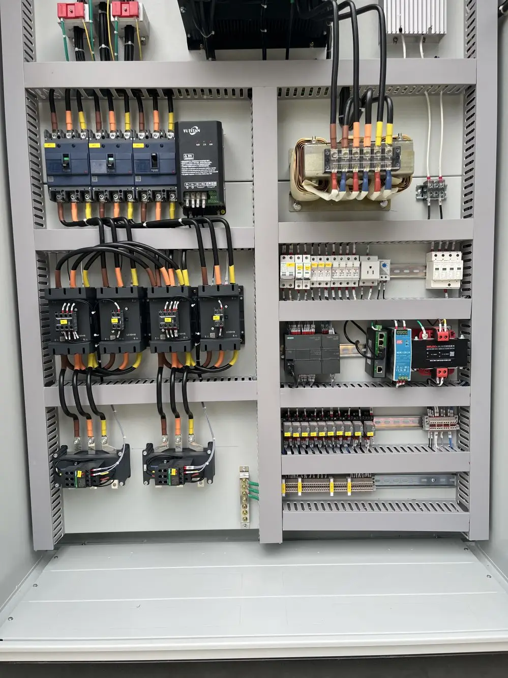 YY-BNM صندوق خزانة التحكم مضخة المياه لوحة التحكم VFD الكهربائية OEM مروحة تردد تحويل محرك التردد المتغير