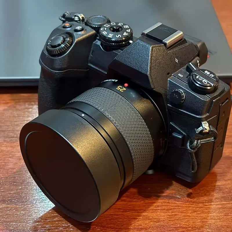 Quadratische Metall-Bajonett-Len-Haube für Panasonic LUMIX LEICA DG SUMMILUX 25 mm F1.4 ASPH wird mit Metallkappe geliefert – Detail 6