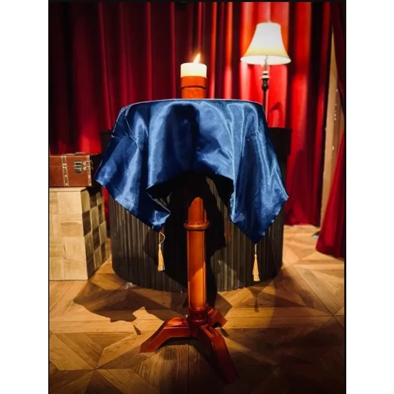 طاولة عائمة عمودية كلاسيكية مستديرة على الطراز القديم (مع شمعدانات أسطوانية قابلة للإمالة مضادة للجاذبية) خدعة سحرية