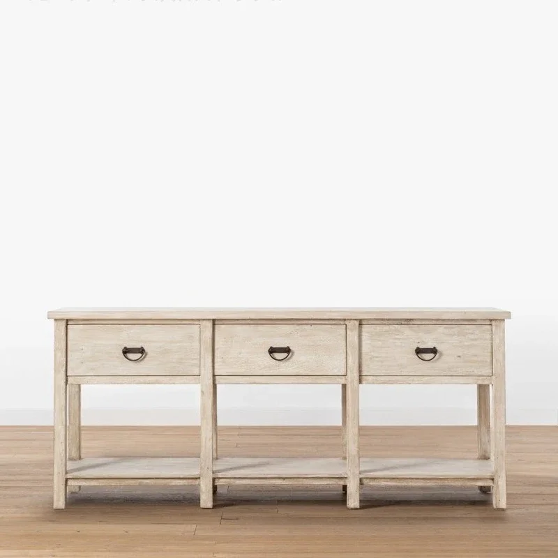 غرفة المعيشة ذات الخزانة الجانبية القديمة الأمريكية على الحائط مقابل مكتب المدخل الفرنسي للتخزين المنزلي