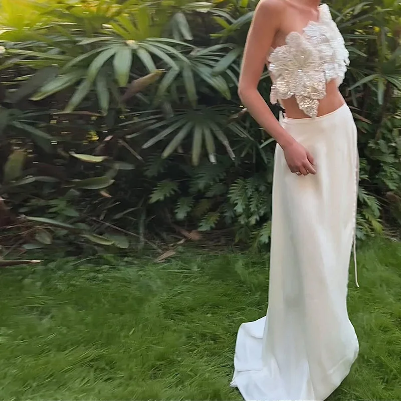 مجموعة جديدة لخريف وشتاء 2025 على الطراز الأوروبي والأمريكي: تنورة مثيرة وحارة للفتيات بدون ظهر مطرزة بلون سادة