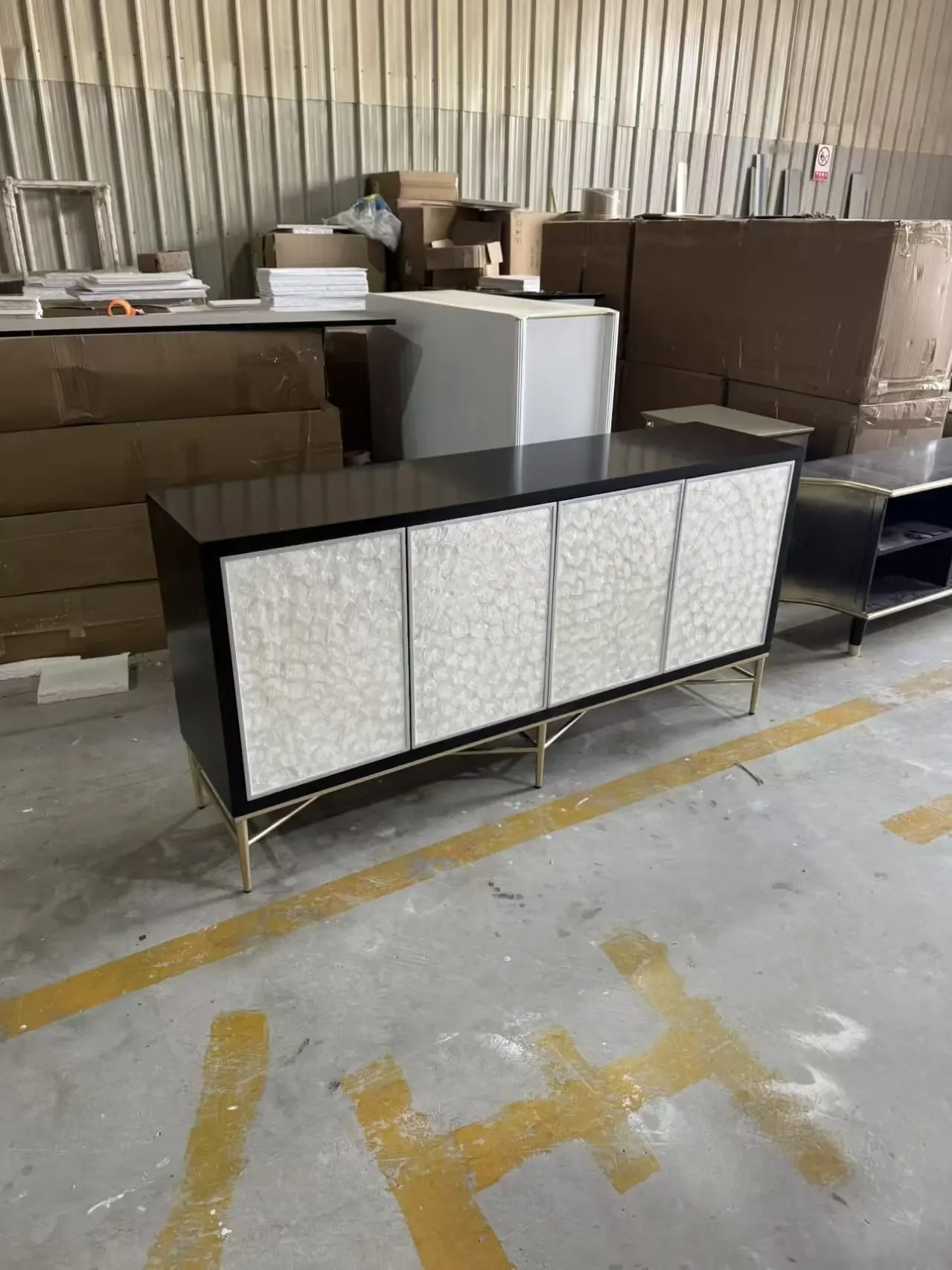 180x40x60cmThe light luxury style storage cabinet with a door is transported by sea and the shipping time is 60-65 days.