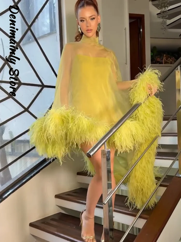 Schickes Damenkleid mit Feder-Netz-Einsätzen, durchsichtig, halbhoher Kragen, lange Ärmel, grün, bodenlang, Herbst 2026, Damen-Robe