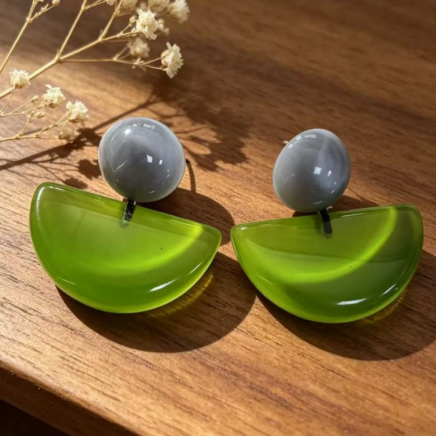 Niche design retro geometric round stud earrings resin stylish simple personality green semi-circular arc earrings