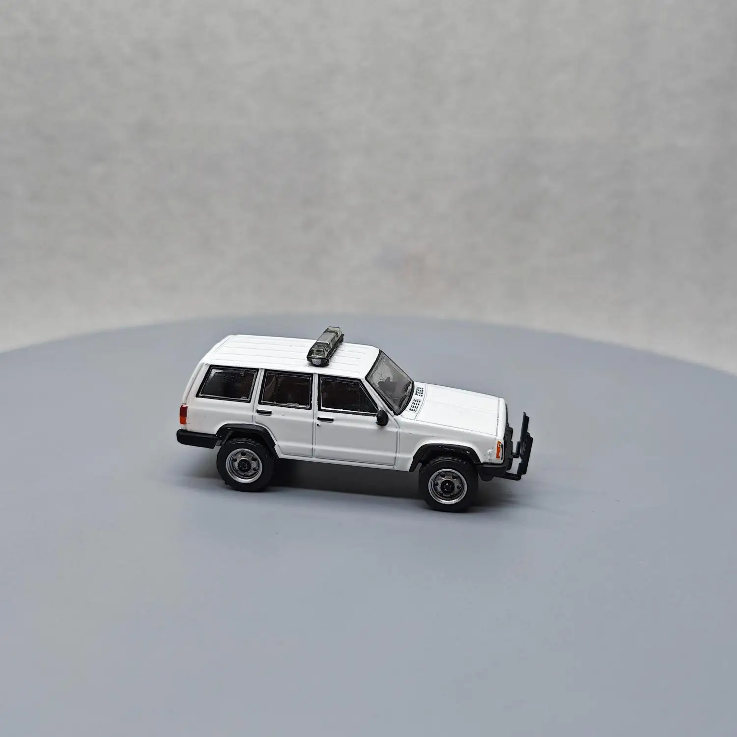 Green Light 1:64 1997 Jeep Cherokee Jeep Police Alloy car model high detail children's collector's gift decoration ornament gift