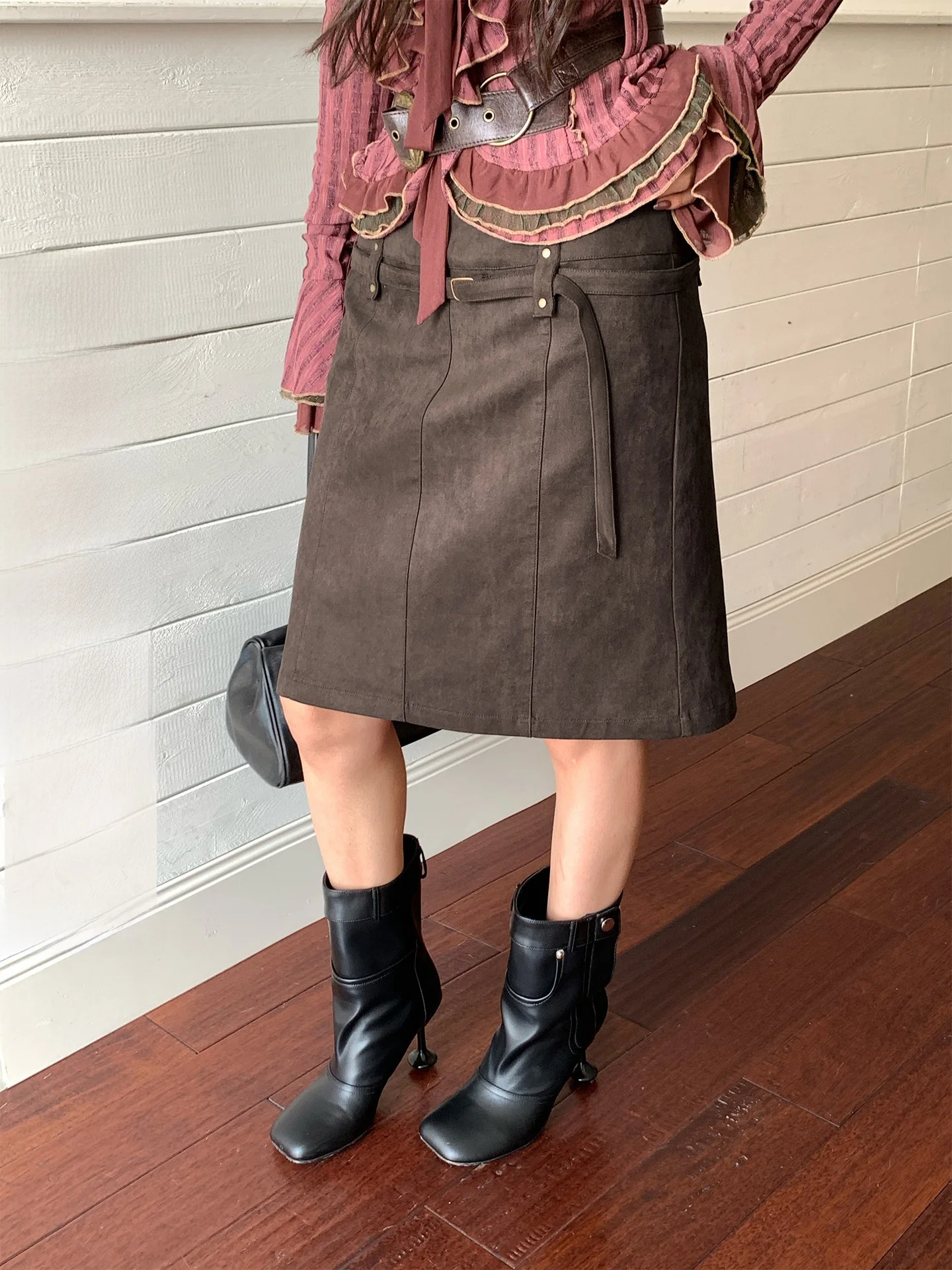 

Ретро-коричневая замшевая юбка с металлическими заклепками, прямого кроя, женская, утягивающая, миди, с высокой талией, из полиэстера, на каждый день