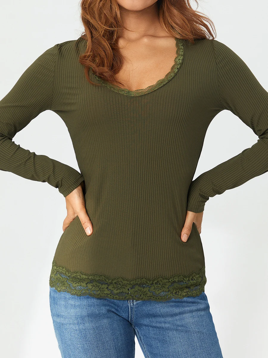Stylowa damska bluzka z koronkowym wykończeniem, patchworkiem, dekoltem w serek, długim rękawem i dopasowanym dołem - modna koszula na wiosnę i jesień.