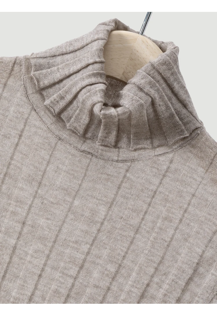 BD3621695 Damen Rollkragenpullover aus Lurex-Wollmischung mit breiten Rippen, langen Ärmeln und Wellensaum, dezenter Luxus für den frühen Herbst. – Detail 18
