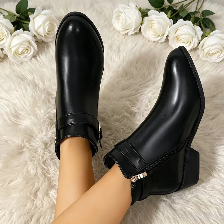 Damen-Stiefeletten mit runder Zehenpartie, Schnallenriemen, seitlichem Reißverschluss und niedrigem Blockabsatz – Detail 3