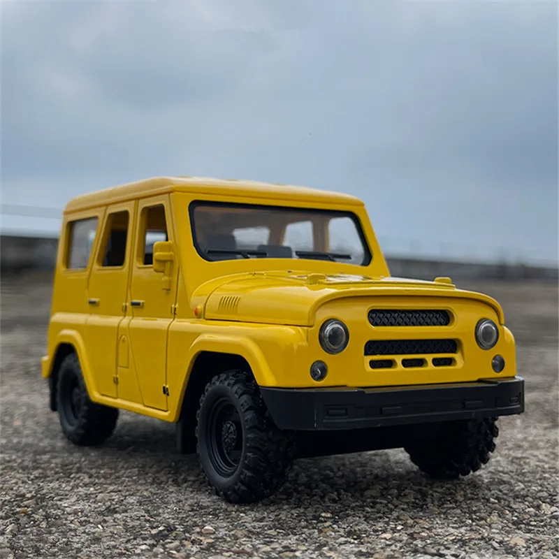 1/18 UAZ Hunter Alloy Car Model Diecasts Metal Toy Off-road Vehicles Car Model Simulation Sound Light Collection Childrens Gifts