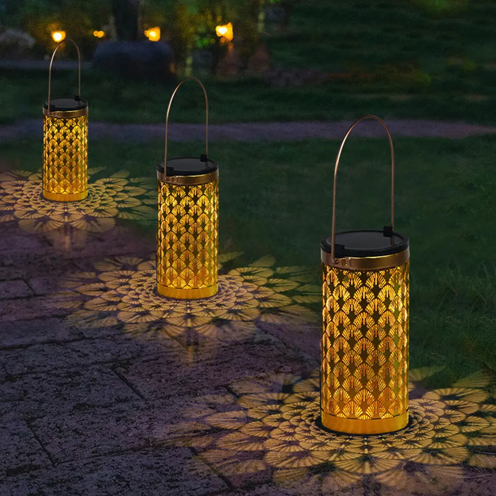

1 шт. Солнечный светильник-фонарь из кованого железа с вырезами, декоративный подвесной светильник для наружного ландшафтного освещения, садовый солнечный фонарь