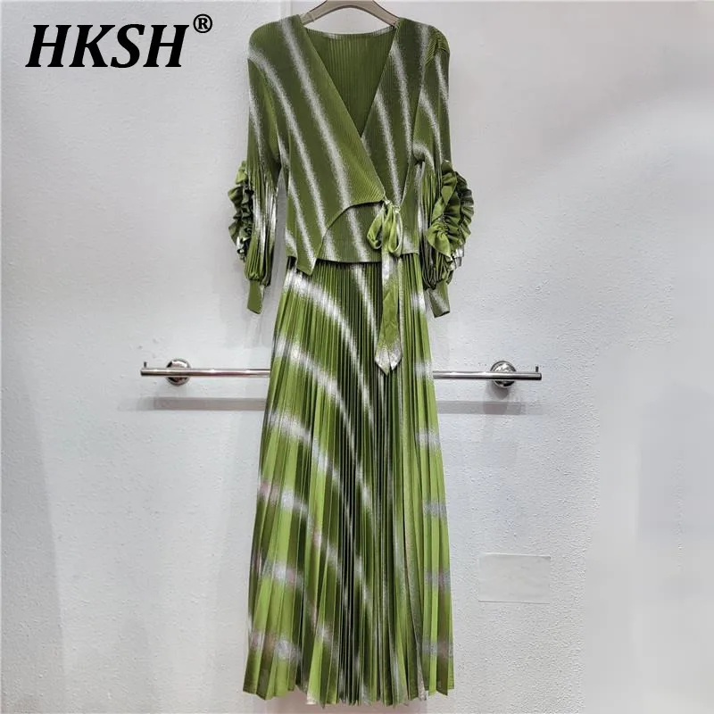 

HKSH Spring Summer New Women Fashion Tide Buckle Streetwear Trendsetter Wrinkle Dress Striped Loose V-neck Ins Long Skirt HK4976