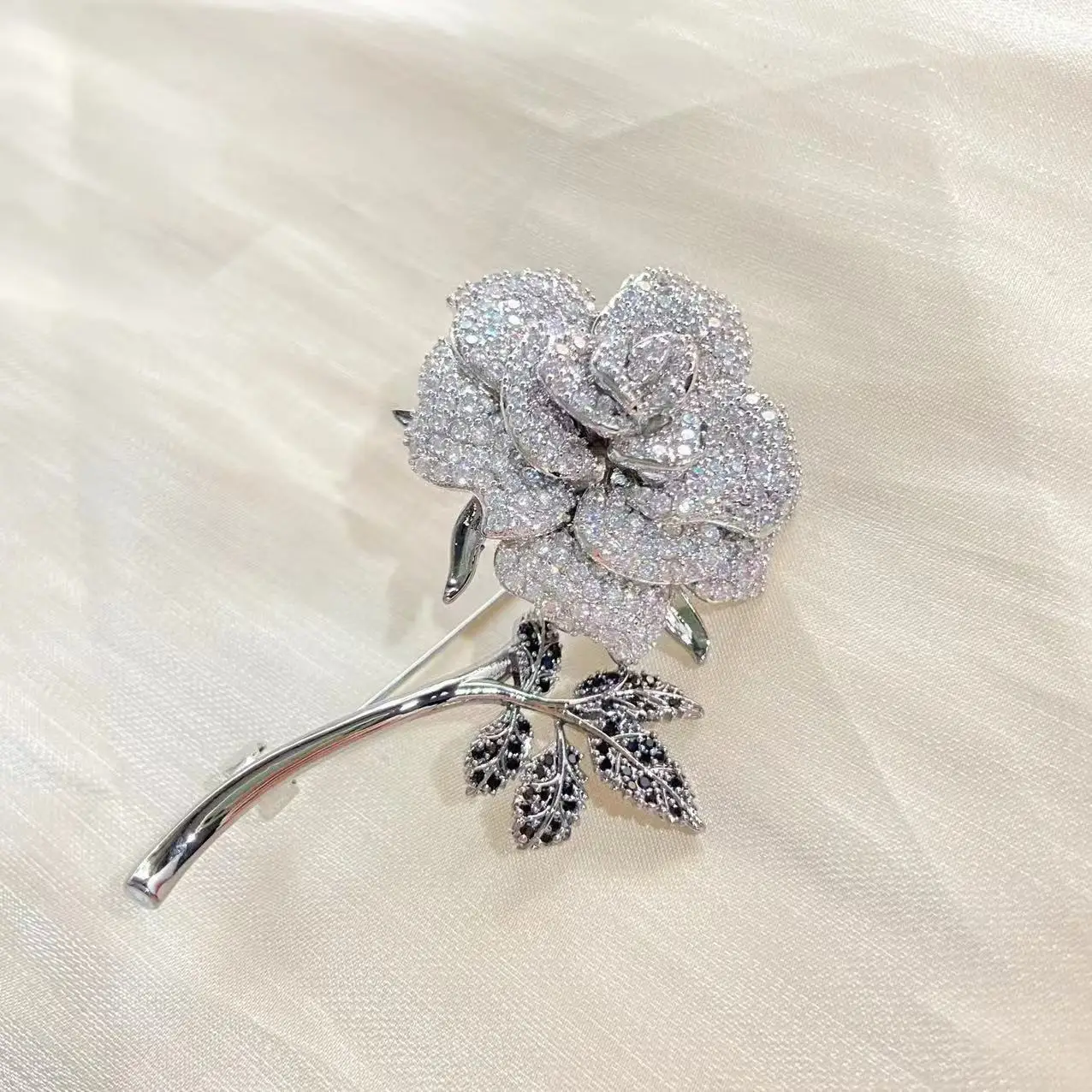 Chinesische Mode-Broschen mit Strasssteinen in Silberfarbe, Rosenmuster, für Damen, trendige, zarte Blumen-Anstecker, Party- und Freizeitaccessoire, Geschenk, Schmuck. – Detail 2