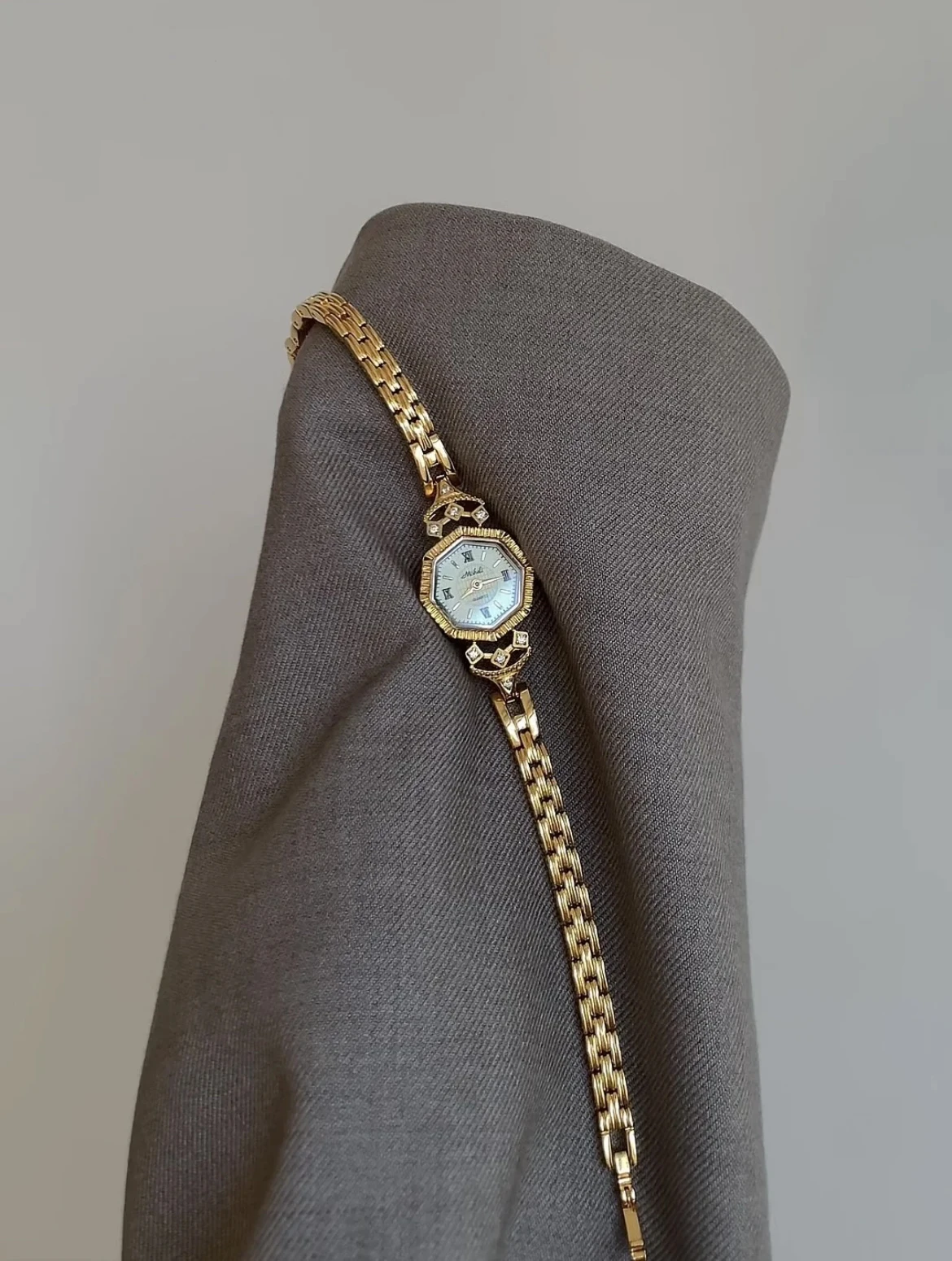 Exquisite And Retro-Style Copper Case Watch For Women, Perfect For Travel And Everyday Wear. A Creative Gift Idea For Ladies.
