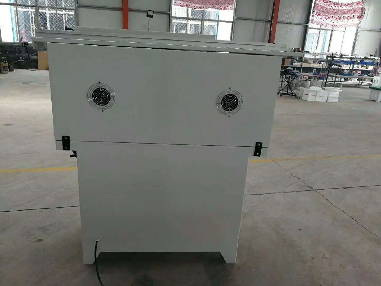 آلة قطع زاوية المنشار ذات الرأس المزدوج عالي الكفاءة من QK لمعالجة مشطوفة 45 درجة للألمنيوم والخشب والبلاستيك والأكريليك