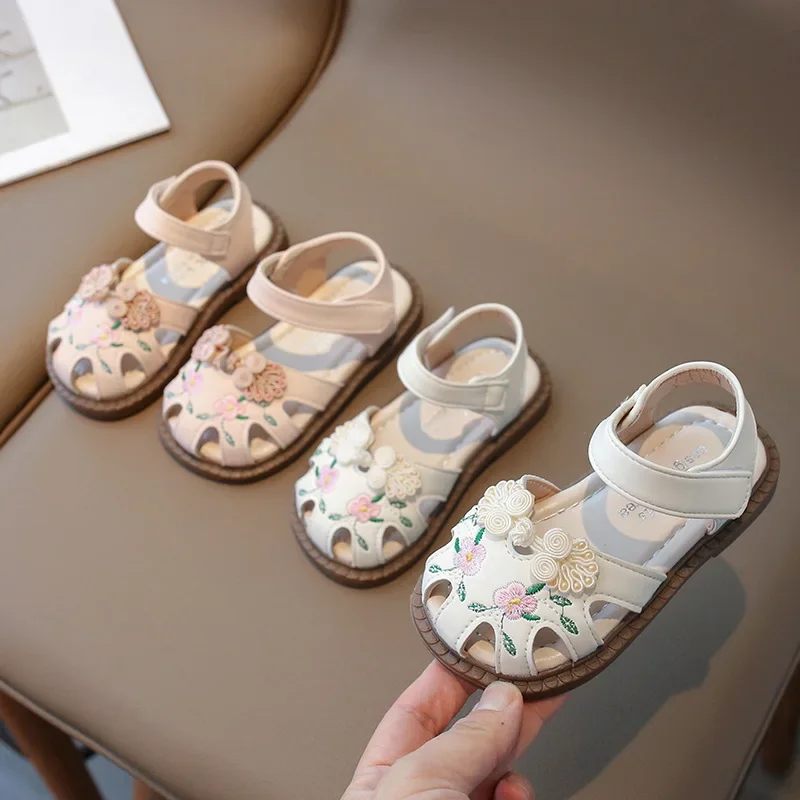 

2024 Girl Princess Dress Sandals Summer Embroider Flower Children Sweet Flat Sandals Fashion Causal Kids Cut-outs Hanfu Sandals