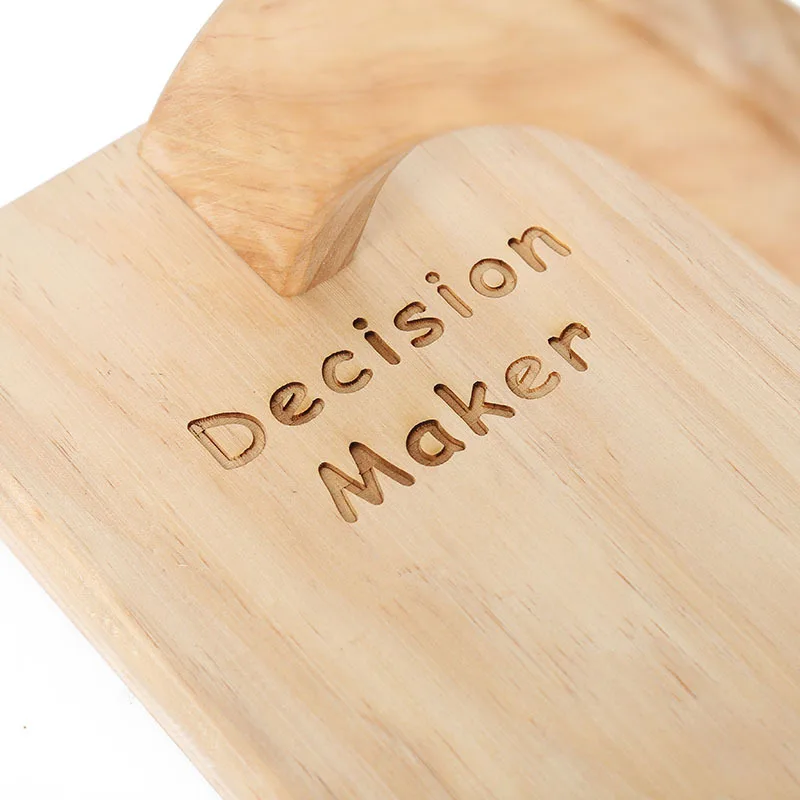 Laser Engraved Wooden Decision Maker Yes Or No Game Magnetic Pendulum Carves Oak Wood Crafts Decoration Originality